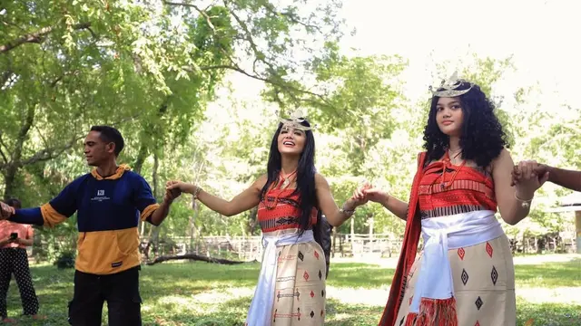 Krisdayanti dan Keluarga Tampil Dibalut Baju Adat Timor Leste. [@krisdayantilemos]