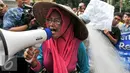 Nelayan perempuan saat mengelar demo menolak reklamasi teluk Jakarta di depan kantor DPRD DKI Jakarta, Kamis (28/1/2016). Mereka menyampaikan kekhawatirannya terhadap reklamasi yang bisa menyulitkan mencari ikan. (Liputan6.com/Yoppy Renato)