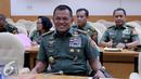 Panglima TNI Jenderal Gatot Nurmantyo sebelum mengikuti Rapat Dengar Pendapat Umum dengan Panitia Khusus (Pansus) RUU Pemilu di Gedung Nusantara II, Kompleks Parlemen Senayan, Jakarta Pusat, Selasa (13/12). (Liputan6.com/JohanTallo)