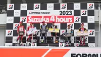 Podium Suzuka 4 Hours di Sirkuit Suzuka hari Minggu (09/07/2023). Tampak dua pembalap binaan PT Astra Honda Motor: Adenanta Putra dan Herjun Atna Firdaus naik podium kedua. (Dokumentasi Astra Honda)