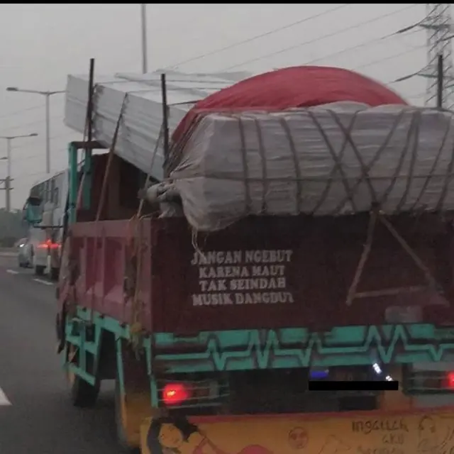 7 Tulisan Kata Mutiara Nyeleneh di Belakang Mobil Ini Bikin Geleng Kepala
