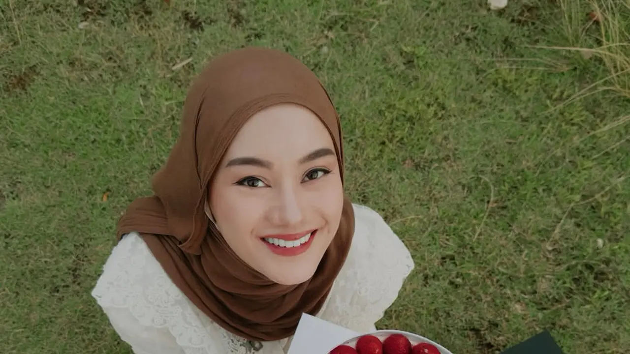 Gaya Dinda Hauw Rayakan Ulang Tahun ke-29 di Pinggir Pantai, Anggun dengan Outfit Bernuansa Ivory