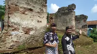 Sesepuh masyarakat Jawa Barat Anton Charliyan menunjukan salah satu bekas reruntuhan bangunan keraton Keresidenan Sukapura Tasikmalaya, Jawa Barat (Liputan6.com/Jayadi Supriadin)