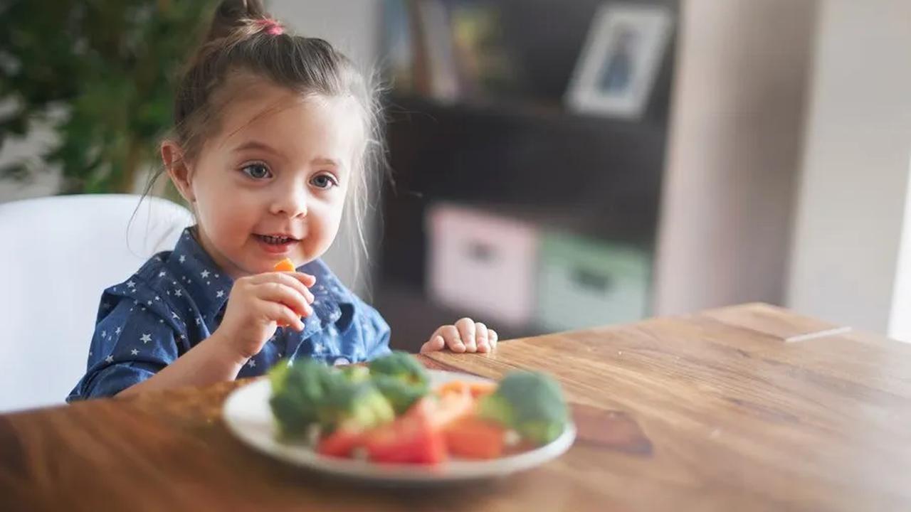 1. Prioritaskan Buah dan Sayuran:<br>Pilih jajanan berbasis buah dan sayuran untuk nutrisi yang seimbang.