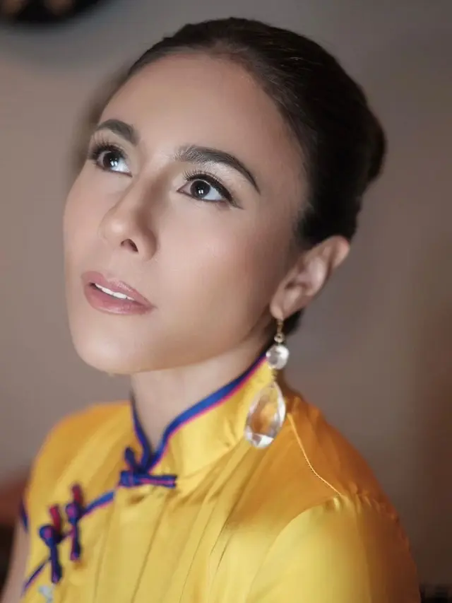 7 Potret Menawan Wulan Guritno Pakai Cheongsam, Tampil Makin Memesona
