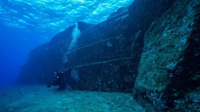 ilustrasi monumen yonaguni