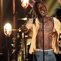 Wiz Khalifa saat tampil di Billboard Music Awards