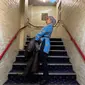 Zara mengenakan celana panjang hitam yang dipadukan dengan baju biru dan jilbab abu-abu saat nonton musikal Aladdin di The Empire Theatre. (Foto: Instagram/ camilliazr)