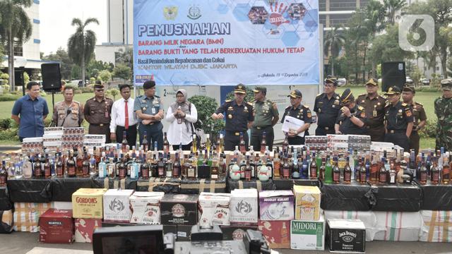 Bea Cukai Musnahkan Miras dan Rokok Ilegal