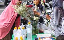 FOTO: Berkah Ramadan, Pedagang Bunga Tabur Musiman Raup Rupiah dari Peziarah