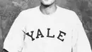 File foto tahun 1947 memperlihatkan George H.W. Bush ditampilkan sebagai kapten tim bisbol Yale, di New Haven, Connecticut. Bush Senior yang menjadi Presiden ke-41 AS itu meninggal dunia pada hari Jumat waktu setempat di usia 94 tahun. (AP/File)