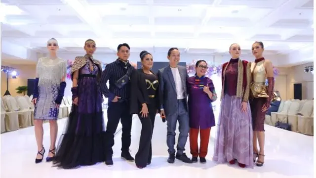 Koleksi Terbaru Hengki Kawilarang Bernuansa Kerajaan Sriwijaya dan Tampil di NYFW