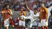 Striker MU, Anthony Martial, berupaya membobol gawang Galatasaray pada laga ujicoba. Pria Prancis ini dipilih Jose Mourinho sebagai pendamping Zlatan Ibrahimovic di lini depan Setan Merah. (AFP/TT News Agency)