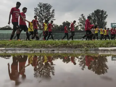 Para pemain Bali United melakukan latihan jelang pertandingan uji coba melawan Persib di Stadion Siliwangi, Bandung, Jumat (12/2/2016). Uji coba ini bertujuan untuk mematangkan persiapan jelang Bali Island Cup. (Bola.com/Vitalis Yogi Trisna)