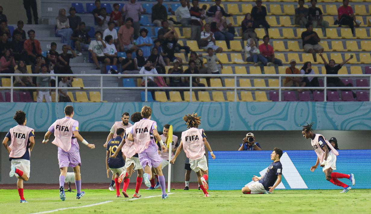 Selebrasi para pemain Timnas Prancis U-17 setelah Ismael Bouneb (kedua kanan) mencetak gol ke gawang Timnas Uzbekistan U-17 pada laga perempat final Piala Dunia U-17 2023 di Stadion Manahan, Solo, Sabtu (25/11/2023). (Doc. LOC WCU17/NFL)