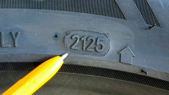 Detail empat digit kode tanggal produksi (2125) pada dinding samping ban yang menandakan waktu pembuatan minggu ke-21 tahun 2025, lengkap dengan panah petunjuk arah putaran untuk panduan teknisi saat pemasangan.