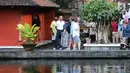 Mantan Presiden Amerika Serikat Barack Obama bersama keluarga dan rombongannya mengunjungi Pura Tirta Empul, Tampaksiring, Gianyar, Bali, Selasa (27/6). (Liputan6.com/Immanuel Antonius)