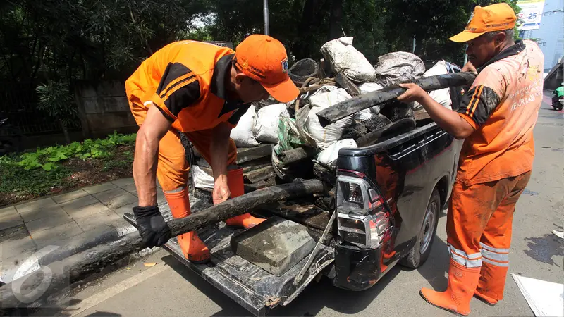 Tim Oranye Bersihkan Sampah Kulit Kabel