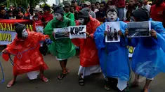 Aksi teaterikal 5 mahasiswa menjadi kurcaci saat aksi "Stop Intervensi Polri" di depan Istana Negara, Jakarta, Jumat (30/1/2015). (Liputan6.com/Johan Tallo)