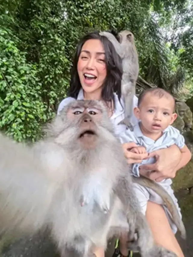 Potret 7 Seleb Waktu Foto Bareng Monyet, Ada yang Lucu Banget