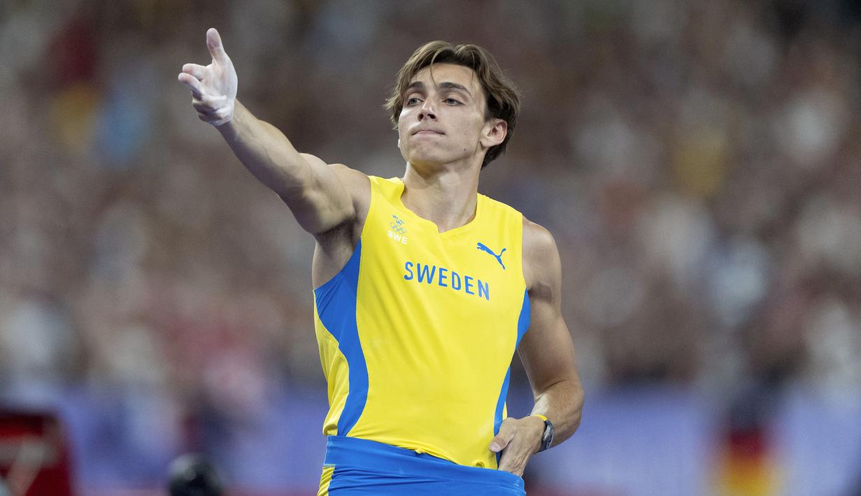 Selebrasi atlet lompat galah Swedia, Armand Duplantis saat memastikan medali emas cabang olahraga lompat galah Olimpiade Paris 2024 di Stade de France, Paris, Prancis, Senin (05/08/2024) waktu setempat. (AP Photo/David Goldman)