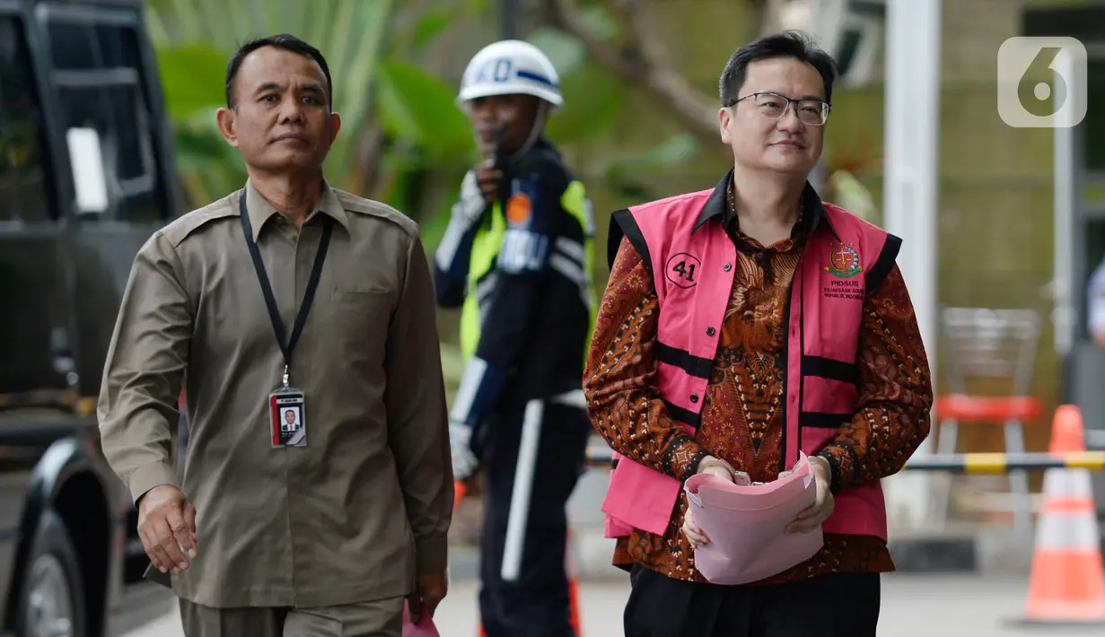 Komisaris PT Hanson International Tbk (MYRX) Benny Tjokrosaputro (kanan) tiba untuk menjalani pemeriksaan penyidik Kejaksaan Agung di Gedung KPK, Jakarta, Senin (9/3/2020). Benny diperiksa sebagai tersangka terkait kasus dugaan korupsi di PT Asuransi Jiwasraya (Persero). (merdeka.com/Dwi Narwoko)
