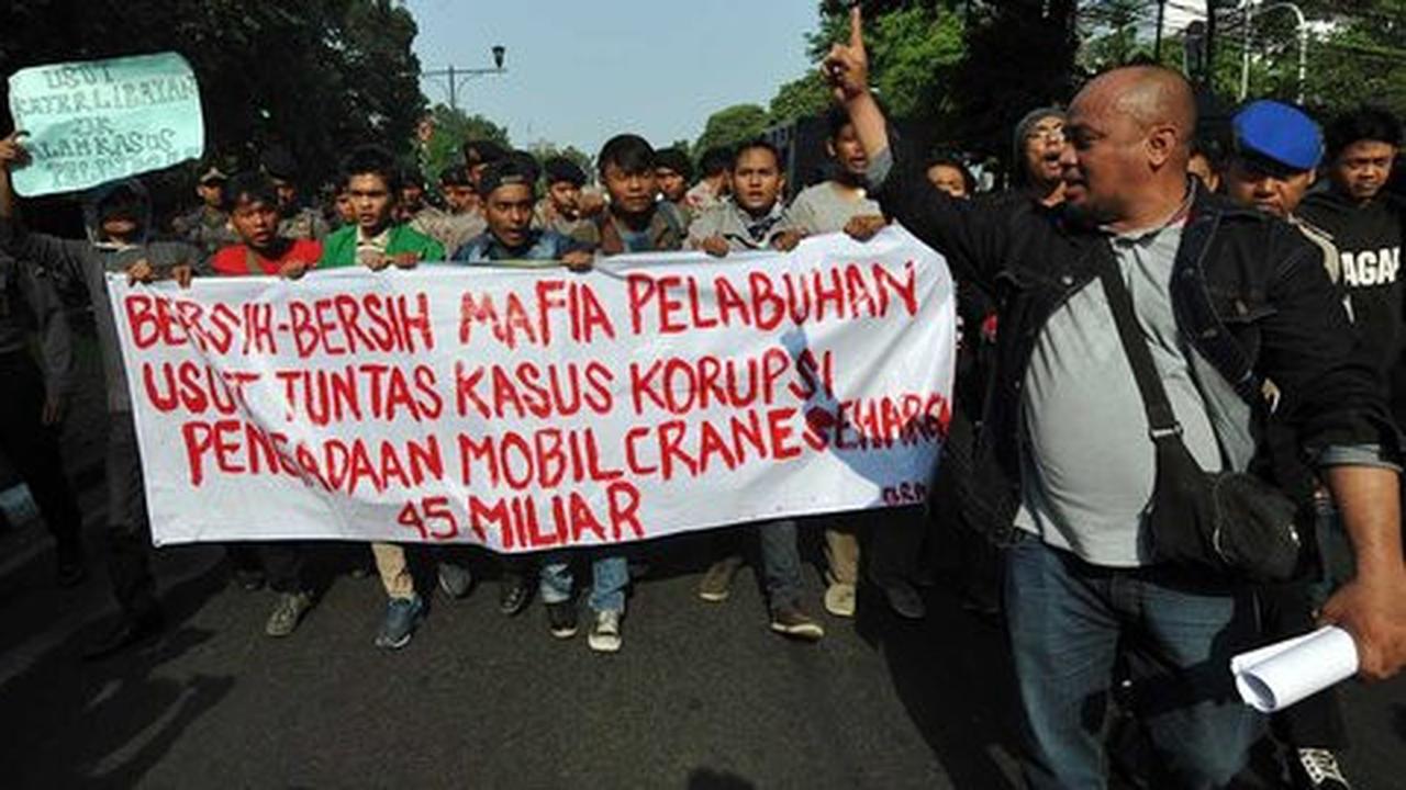 Rumah dinas Wapres didemo, massa minta JK jelaskan mutasi Waseso