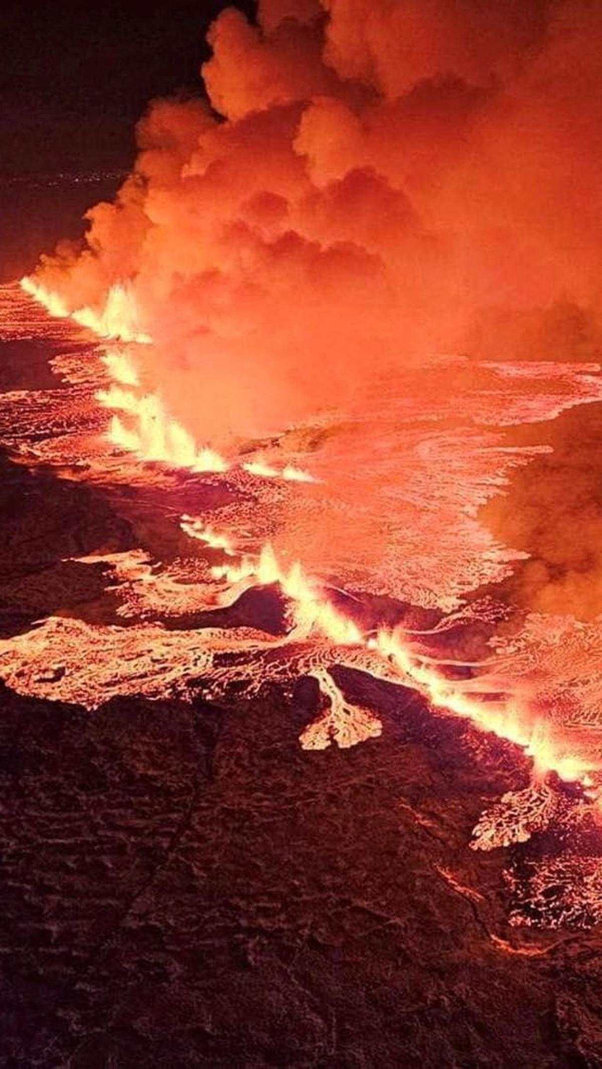 "Retakan di permukaan bumi memiliki panjang sekitar 3,5 km dan berkembang pesat," tambahnya.<br>