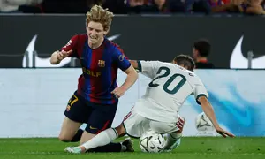 Pemain Barcelona Anthony Gordon (kiri) ditekel pemain Real Madrid Bernardo Silva dalam laga El Clasico La Liga antara Barcelona vs Madrid di Barcelona, Spanyol, Minggu, 25 Oktober 2026. (AP Photo/Joan Monfort)