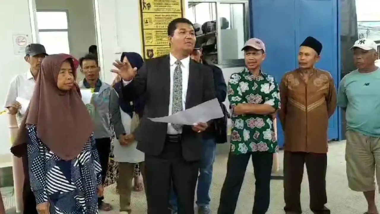 Marlundu Lumbanraja SH saat mendampingi kliennya mengikuti sidang lokasi atau pemeriksaan setempat, di Lebaksiu Kidul, Kabupaten Tegal, Jumat (10/01/25). (Foto: Istimewa)