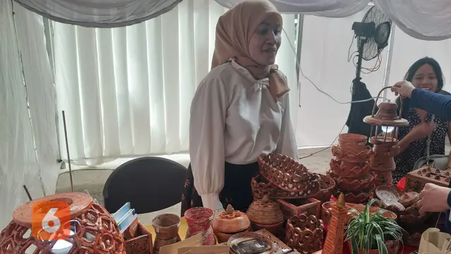 Sejumlah produk unik dari bank sampah yang didirikan Tri Sugiarti di acara Nation Building Conference yang digelar STT International Harvest di Jakarta, Maret 2023.