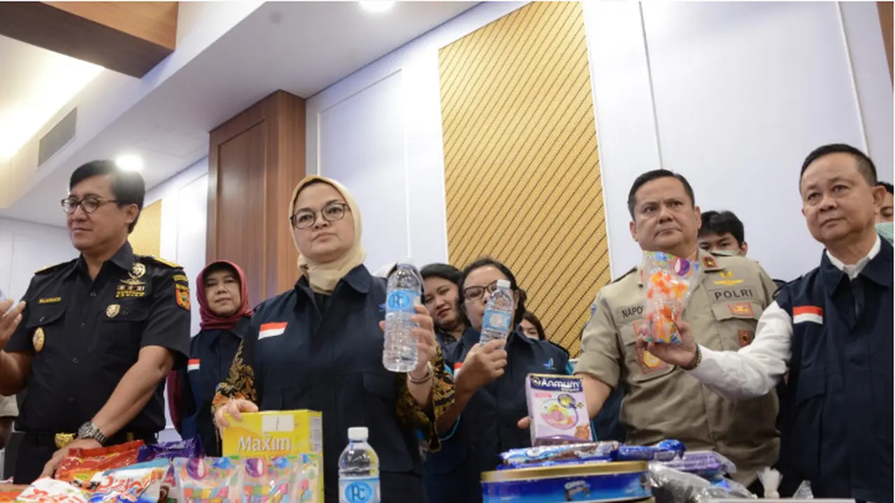 Operasi lintas sektor yang dikoordinator oleh BPOM menyita produk pangan segar dan olahan yang ilegal dan tidak aman senilai puluhan miliaran rupiah. (Foto: Humas BPOM)