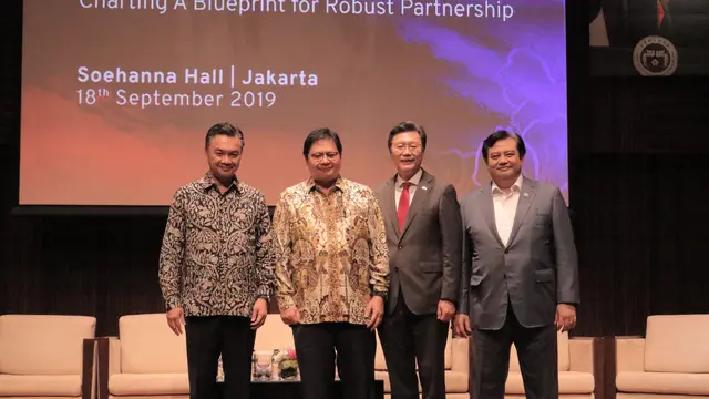 Pendiri FPCI, Dr. Dino Patti Djalal, Menteri Perindustrian, Airlangga Hartanto, Dubes Korsel untuk Indonesia, Kim Chang-Beom, dan Dubes Indonesia untuk Korsel, Umar Hadi berfoto bersama pada Rabu (18/9/2019) (Liputan6.com/Hugo Dimas)