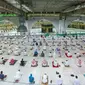 Warga Saudi dan ekspatriat melakukan sholat "Al Fajr" di Masjidil Haram di kota suci Mekkah (18/10/2020). Arab Saudi akhirnya mengizinkan warganya menjalankan salat di Masjidil Haram untuk pertama kalinya sejak pandemi Covid-19. (AFP/STR)