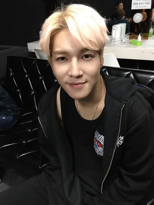 “Kim Tae Hyun baru saja merilis album solo pertamanya ‘Born Again’, ia harus mengikuti wajib militer di pertengahan Oktober. Jadi besok adalah konser terakhirnya” ucap perwakilan agensi Kim Hyun dilansir Soompi (1/10). (Instagram/band_dickpunks)