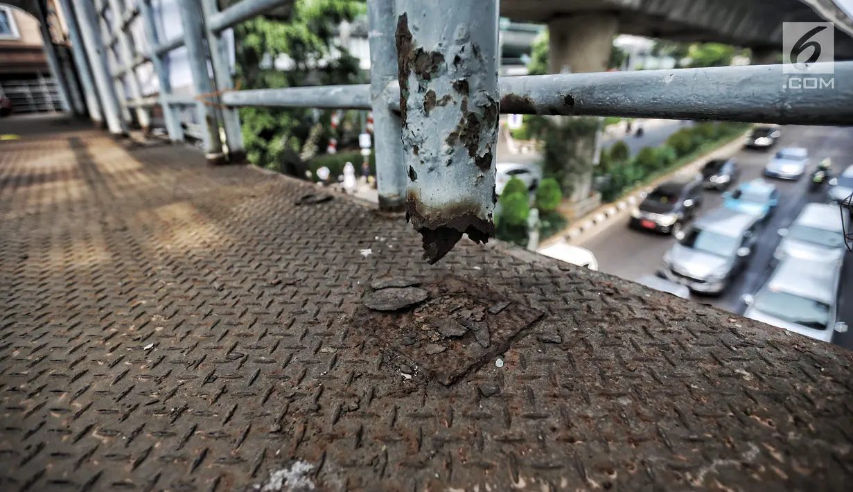 Tiang Jembatan penyeberangan orang (JPO) di Jalan Iskandarsyah Raya, Blok M, Jakarta yang terbuat dari besi sudah berkarat dan keropos, Kamis (23/8). Karena keropos, ada bagian bawah tiang yang menggantung. (Liputan6.com/Faizal Fanani)