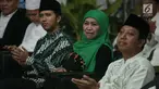 Calon Gubernur dan Wagub Jawa Timur, Khofifah Indar Parawansa (kiri) dan Emil Dardak (kanan) saat menghadiri tasyakuran harlah ke-45 PPP di Kantor DPP PPP, Jalan Diponegoro, Menteng, Jakarta, Jumat (5/1). (Liputan6.com/Faizal Fanani)