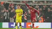 Pemain Liverpool Ronald Araujo, kanan, melakukan selebrasi setelah mencetak gol kedua timnya pada pertandingan League Phase Liga Champions antara Liverpool dan Villarreal di Liverpool, Inggris, Rabu (21-10-2026) dini hari WIB. (AP Photo/Ian Hodgson)
