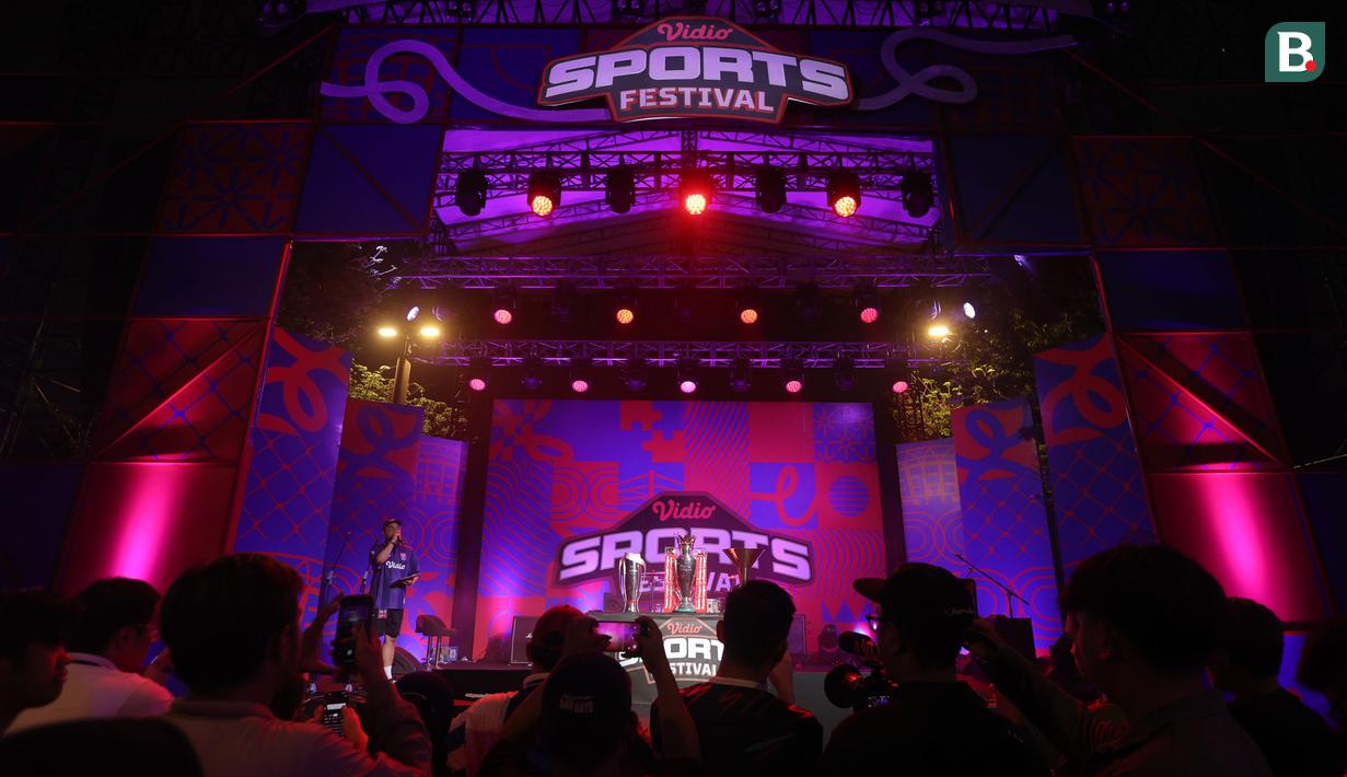 Tiga trofi legendaris yang biasanya hanya bisa disaksikan melalui layar kaca atau dari jarak jauh di Eropa, kini hadir langsung di hadapan mata penggemar di Jakarta, bersanding di satu panggung Vidio yang spektakuler. (Bola.com/M Iqbal Ichsan)