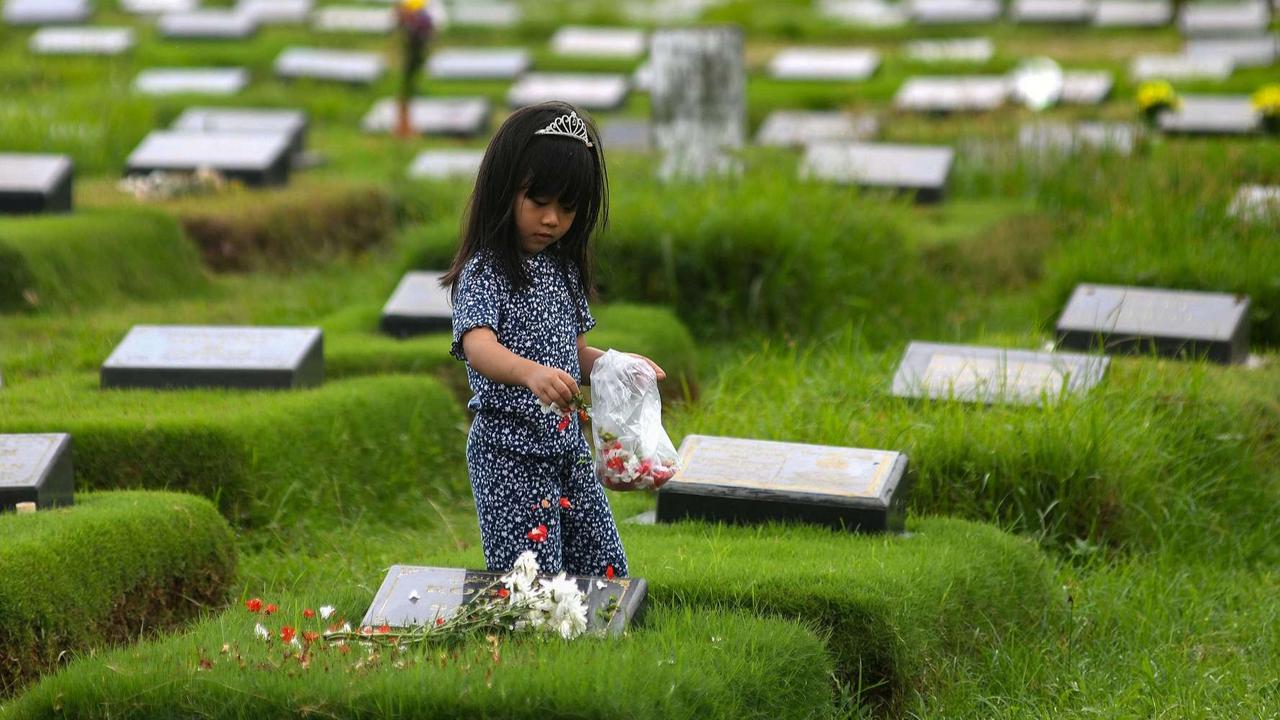 FOTO: Hari Kedua Lebaran, Warga Berziarah di Makam Khusus Covid-19 TPU Srengseng Sawah