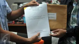 Koalisi anti katebelece DPR menunjukkan dokumen saat melaporkan Wakil Ketua DPR RI Fadli Zon dan anggota DPR RI Rachel Maryam ke MKD DPR, Kamis (30/6). Keduanya telah menyalahgunakan jabatan publiknya untuk kepentingan pribadi. (Liputan6.com/Johan Tallo)