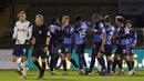 Para pemain Wycombe Wanderers merayakan gol ke gawang Tottenham Hotspur yang dicetak gelandang Fred Onyedinua (ketiga dari kiri) dalam laga babak keempat Piala FA 2020/21 di Adams Park Stadium, Senin (25/1/2021). Wycombe Wanderers kalah 1-4 dari Tottenham Hotspur. (AFP/Adrian Dennis)