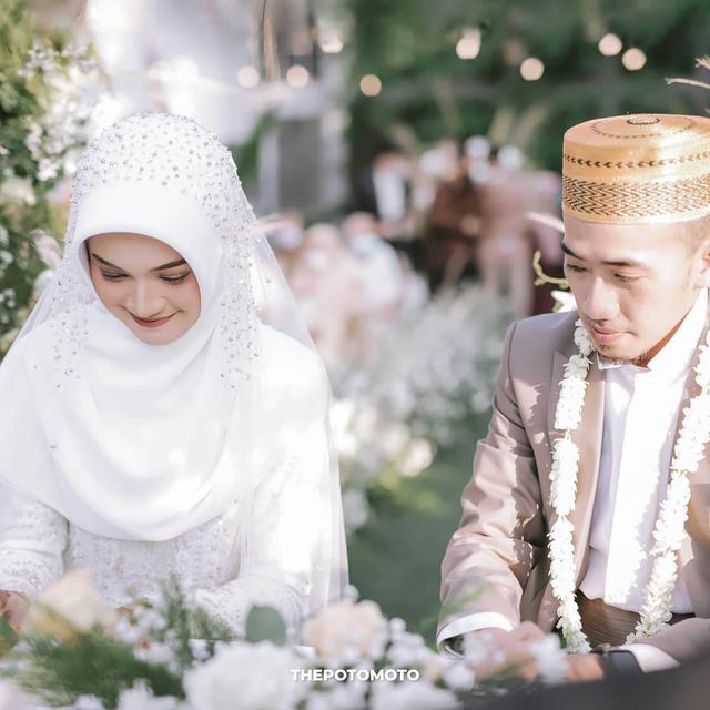 Momen Pernikahan Ustaz Syam dan Jihan Ghazali. (Sumber: Instagram/thepotomoto)