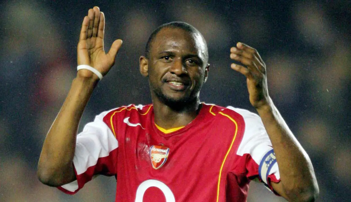 1. Patrick Vieira - Vieira adalah pemain penting sekaligus pilihan utama Arsene Wenger di lini tengah The Gunners. Pria asal Prancis ini adalah sosok kapten yang membawa Arsenal menjuarai Liga Inggris musim 2003/04 tanpa sekali pun menelan kekalahan. (AFP/Odd Andersen)