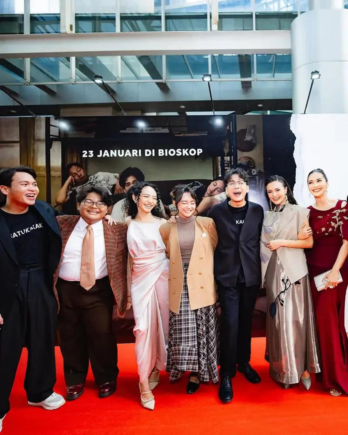 7 Potret Gala Premiere Film 1 Kakak 7 Ponakan, Para Pemain Tampil Elegan