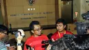 Perwakilan dari Komunitas Suporter Antikorupsi (KORUPSSI) memberikan keterangan pers terkait dugaan korupsi PSSI di kantor KPK, Senin (8/6/2015). Mereka ingin KPK segera mengusut dugaan korupsi di PSSI . (Liputan6.com/Helmi Afandi)
