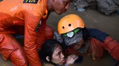 Tim penyelamat mencoba mengevakuasi korban gempa dan tsunami yang melanda Palu, Sulawesi Tengah, Minggu (30/9). Sebanyak 18 negara menawarkan bantuan untuk bencana gempa dan tsunami Palu-Donggala. (AP Photo/Arimacs Wilander, File)