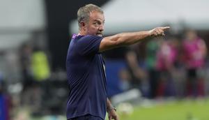 Pelatih Barcelona, Hansi Flick, bereaksi dalam laga persahabatan antara Barcelona dan FC Seoul di Stadion Piala Dunia Seoul, Seoul, Korea Selatan, Kamis, 31 Juli 2025. (AP Photo/Ahn Young-joon)
