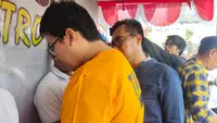 Tersangka pembunuh mahasiswa UI saat mengakui perbuatannya di hadapan awak media di Polres Metro Depok. (Liputan6.com/Dicky Agung Prihanto)
&nbsp;