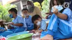Sejumlah murid Pendidikan Anak Usia Dini (PAUD) Anyelir Karang Tengah mengikuti kegiatan belajar di luar ruangan di kota Tangerang, Kamis (18/11/2021). Mereka terpaksa belajar di teras lantaran gedung untuk PAUD Anyelir dikunci oleh Ketua RW dan diharuskan membayar. (Liputan6.com/Angga Yuniar)
